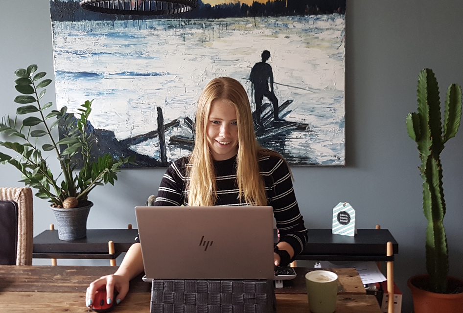 Nynke aan het programmeren