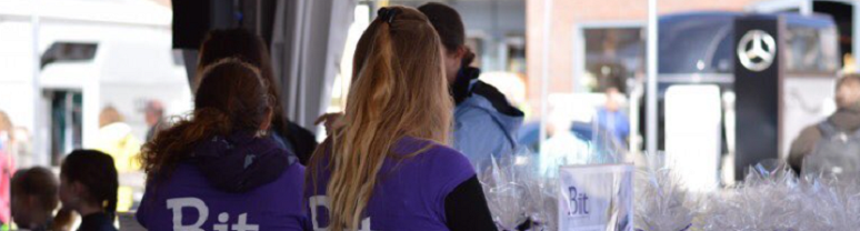 Nynke aan het werk in de stand van Bit-magazine op Horse Event