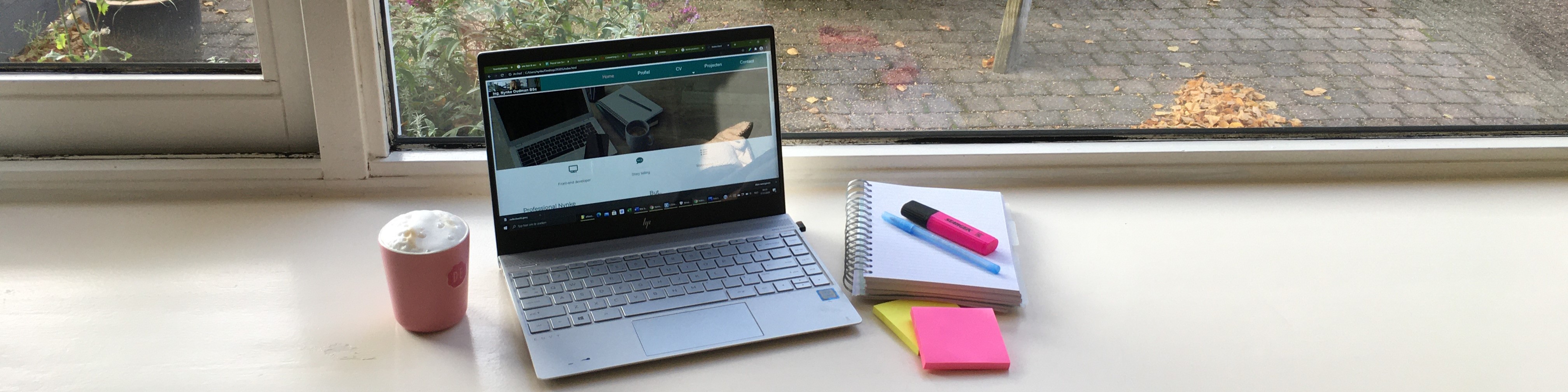 Illustratie van mijn laptop en kantoorbenodigdheden