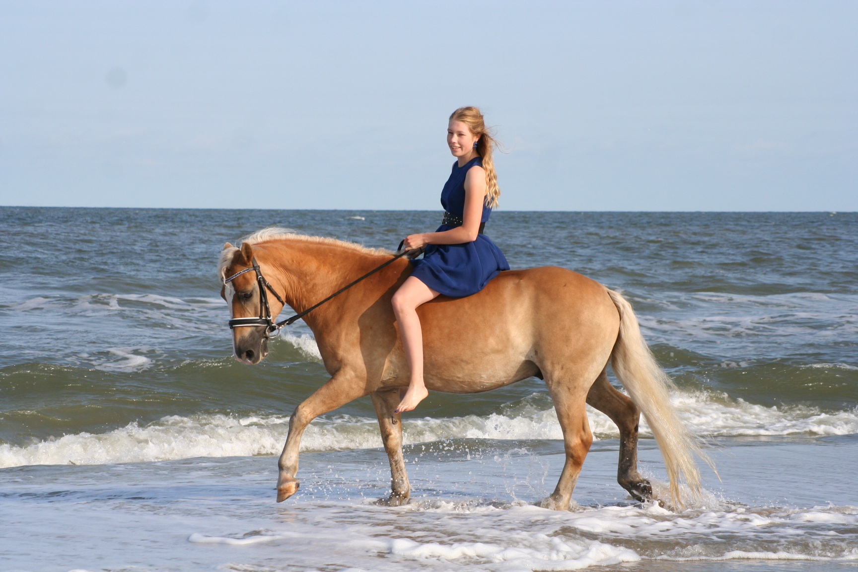 Nynke zonder zadel op haar haflinger op het strand