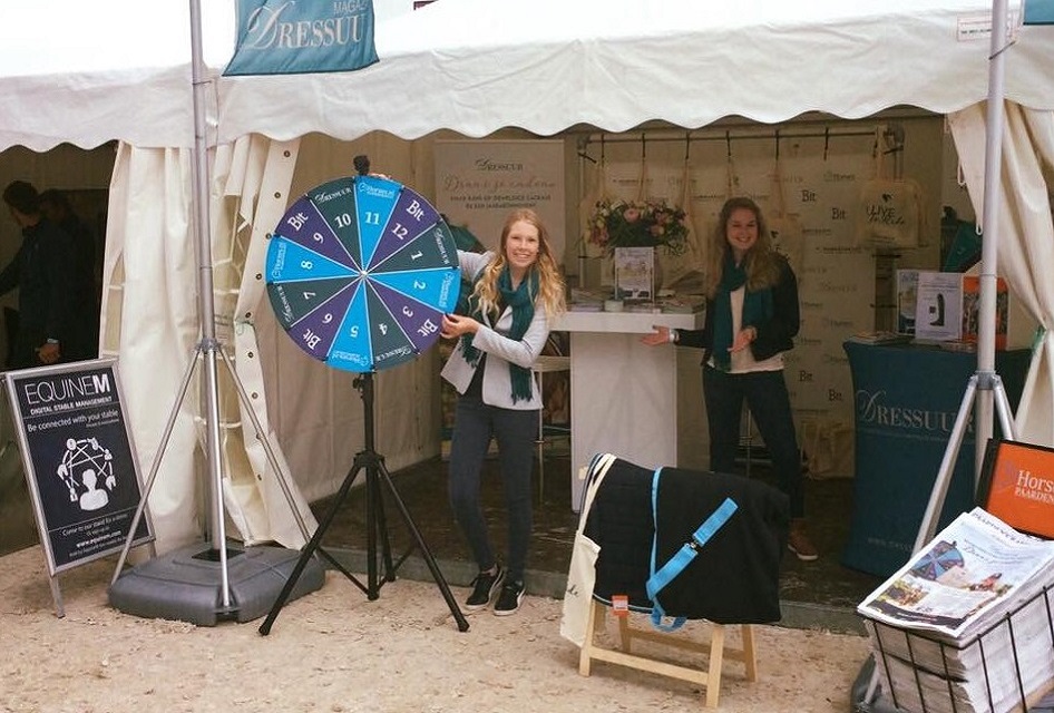 Nynke aan het werk als evenementenmedewerkster voor Dressuur Magazine op het NK-dressuur