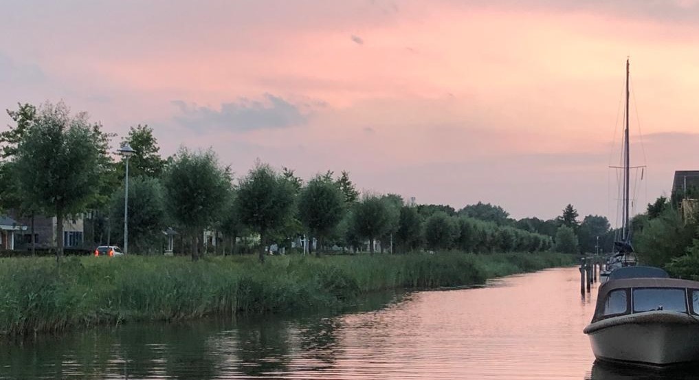 Zonsondergang uitkijkend over het water